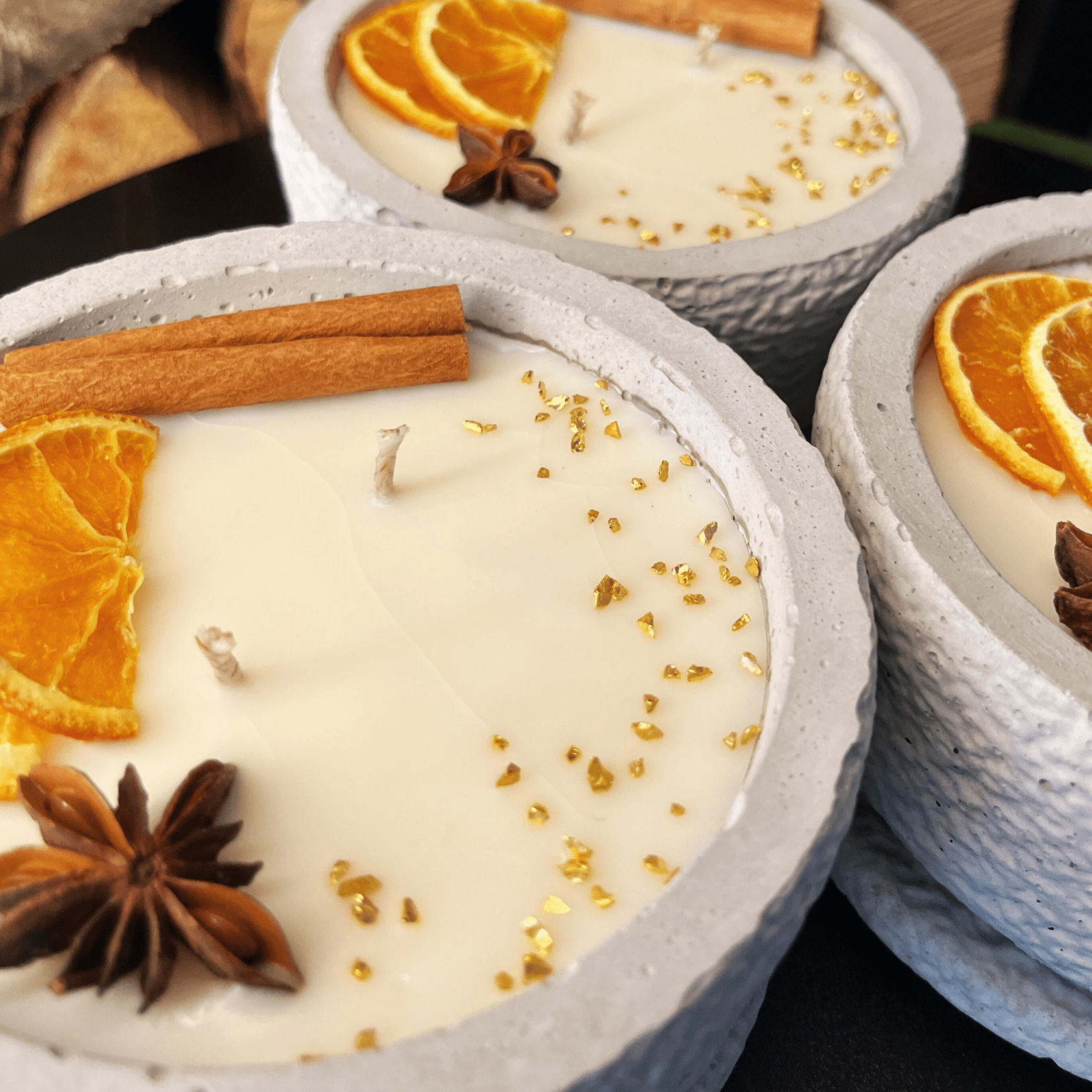 Betonkerzen - Set 4x Betongrau "Grey Cinnamon" - Aromaduftkerze - Stilvolle Sojawachskerze für Ihr Zuhause. Aromatherapie Kerze mit Blütenverzierung und HOCHWERTIGEM Baumwolldocht aus dem Südschwarzwald - Ignara Living