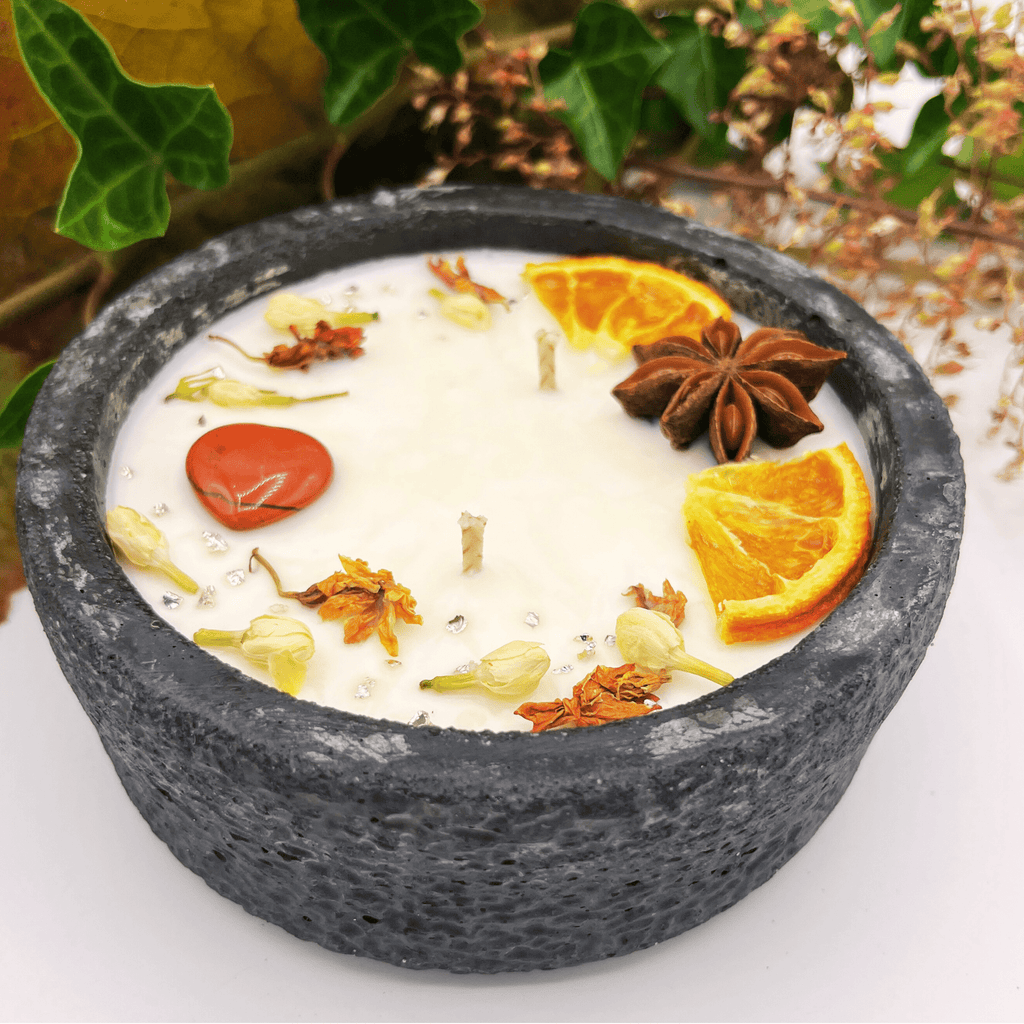 Black Edition Handgemachte Betonkerze „Black Hearts“ - Stilvolle Sojawachskerze für Ihr Zuhause. Mit Blütenverzierung und HOCHWERTIGEM Baumwolldocht aus dem Südschwarzwald - Ignara Living