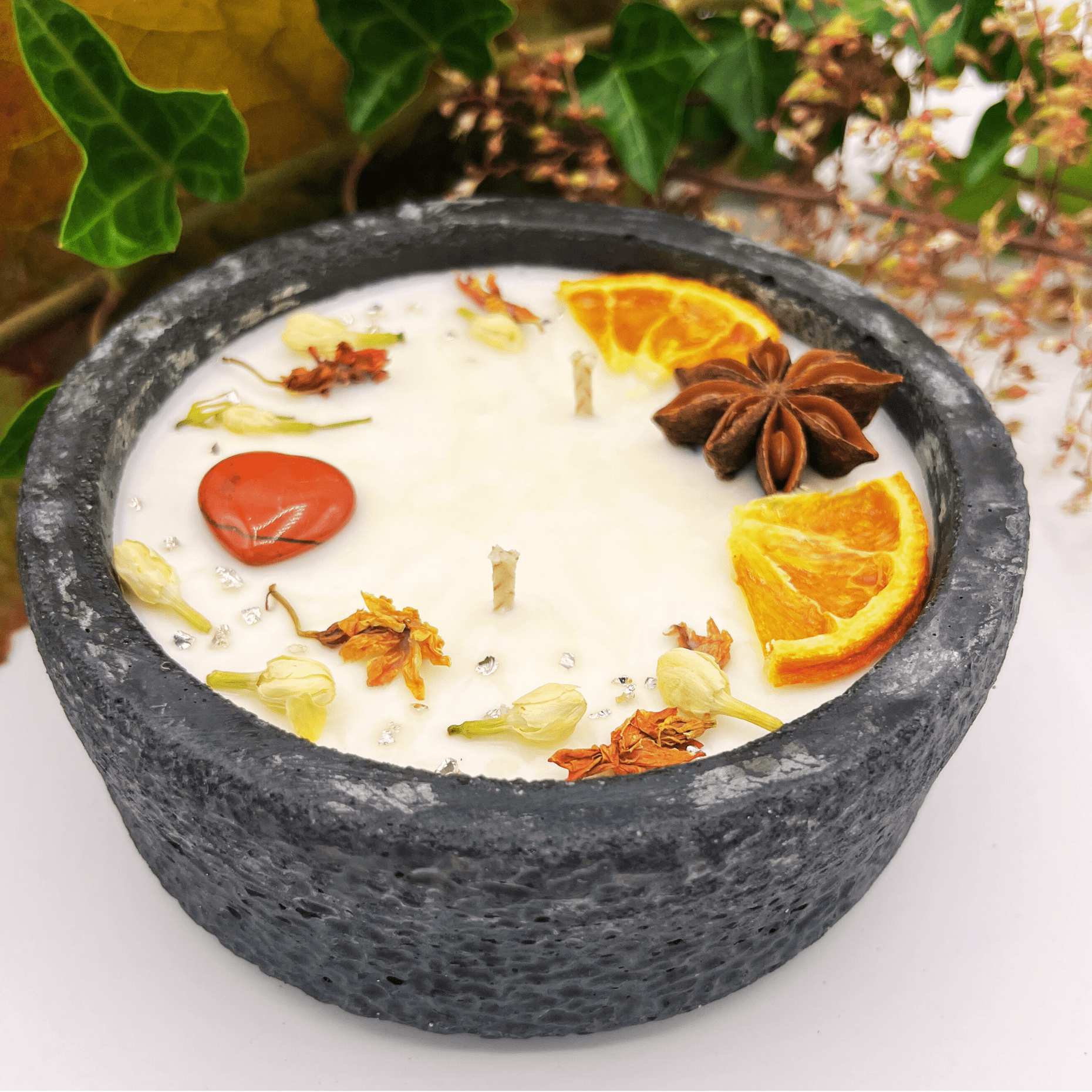 Black Edition Handgemachte Betonkerze „Black Hearts“ - Stilvolle Sojawachskerze für Ihr Zuhause. Mit Blütenverzierung und HOCHWERTIGEM Baumwolldocht aus dem Südschwarzwald - Ignara Living