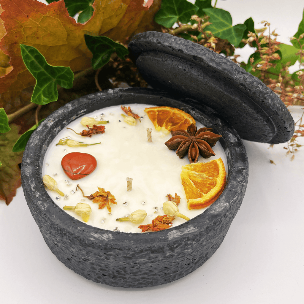 Black Edition Handgemachte Betonkerze „Black Hearts“ - Stilvolle Sojawachskerze für Ihr Zuhause. Mit Blütenverzierung und HOCHWERTIGEM Baumwolldocht aus dem Südschwarzwald - Ignara Living