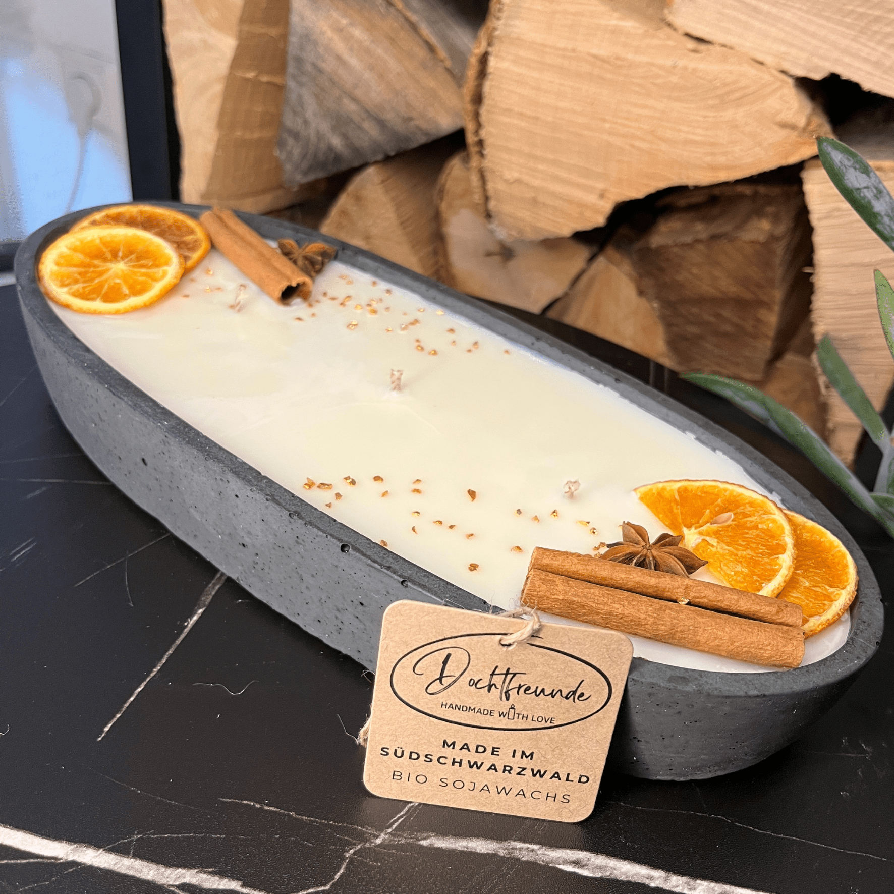 Black Edition - HANDGEMACHTE BETONKERZE "Black - Ship" - Stilvolle Sojawachskerze für Ihr Zuhause. Kerze mit Blütenverzierung und drei HOCHWERTIGEN Baumwolldochten - Ignara Living