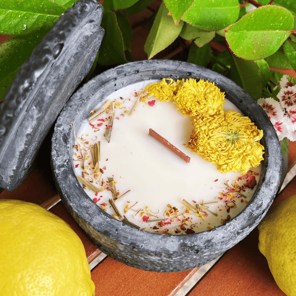 Black Edition HANDGEMACHTE Citronella BETONKERZE - Stilvolle Sojawachskerze für Ihr Zuhause. Outdoor Kerze mit Blütenverzierung und HOCHWERTIGEM Holzdocht aus dem Südschwarzwald - Ignara Living