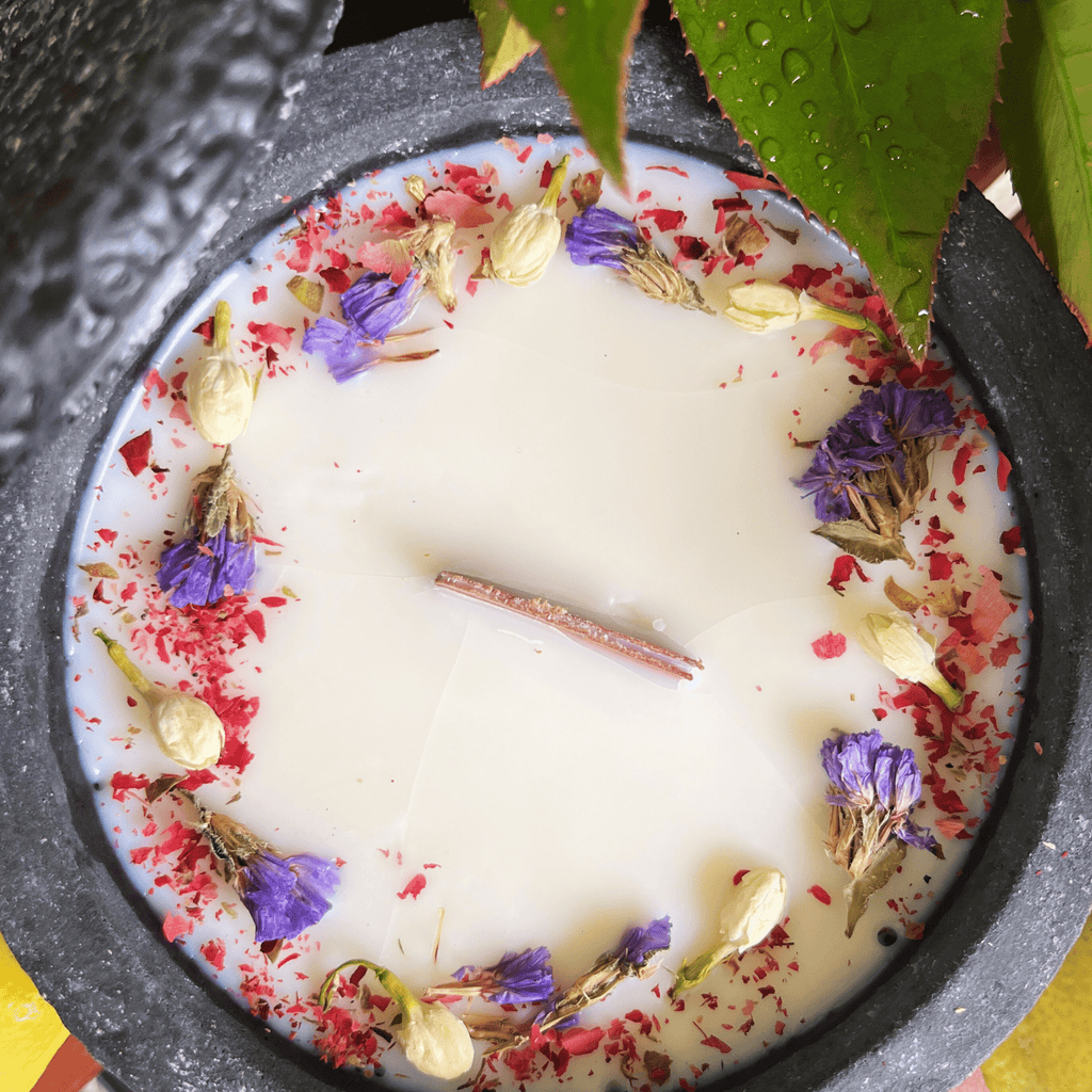 Black Edition HANDGEMACHTE Citronella BETONKERZE - Stilvolle Sojawachskerze für Ihr Zuhause. Outdoor Kerze mit Blütenverzierung und HOCHWERTIGEM Holzdocht aus dem Südschwarzwald - Ignara Living