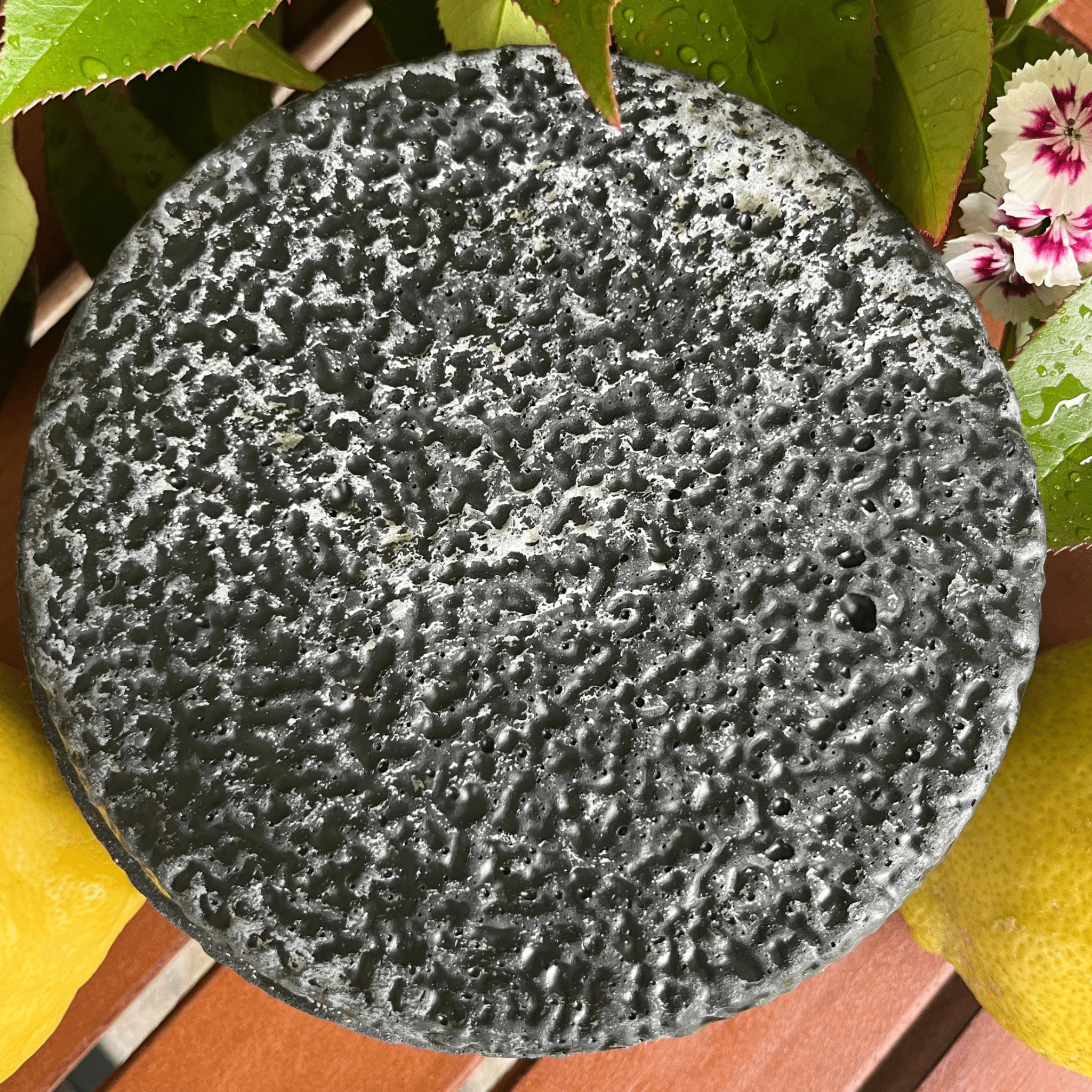 Black Edition HANDGEMACHTE Citronella BETONKERZE - Stilvolle Sojawachskerze für Ihr Zuhause. Outdoor Kerze mit Blütenverzierung und HOCHWERTIGEM Holzdocht aus dem Südschwarzwald - Ignara Living