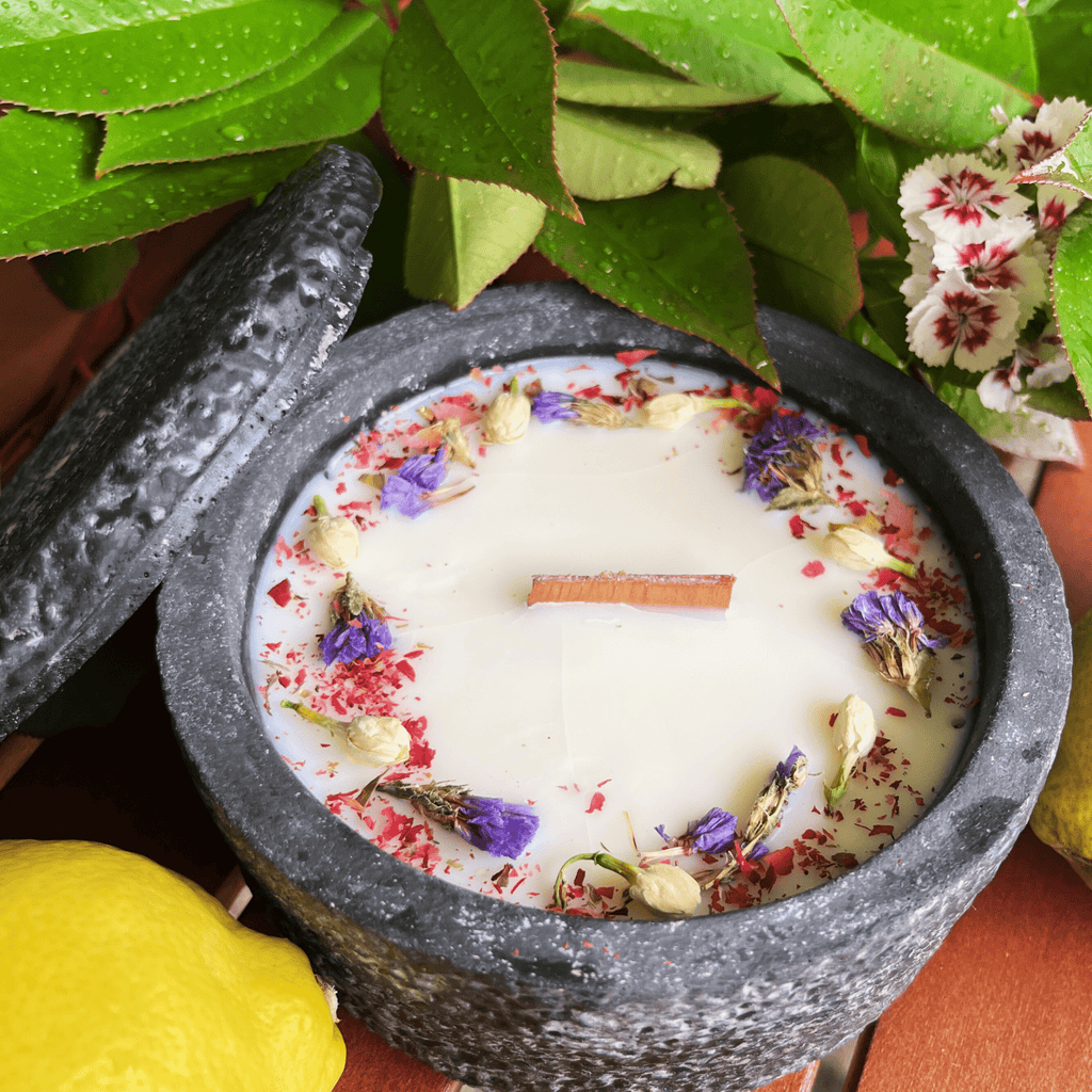 Citronella Sommerkerze im Betongefäß – Stilvolle Sojawachskerze Betonfeuer mit Blütenverzierung & hochwertigem Holzdocht handgemacht aus dem Südschwarzwald für Outdoor & Zuhause - Ignara Living