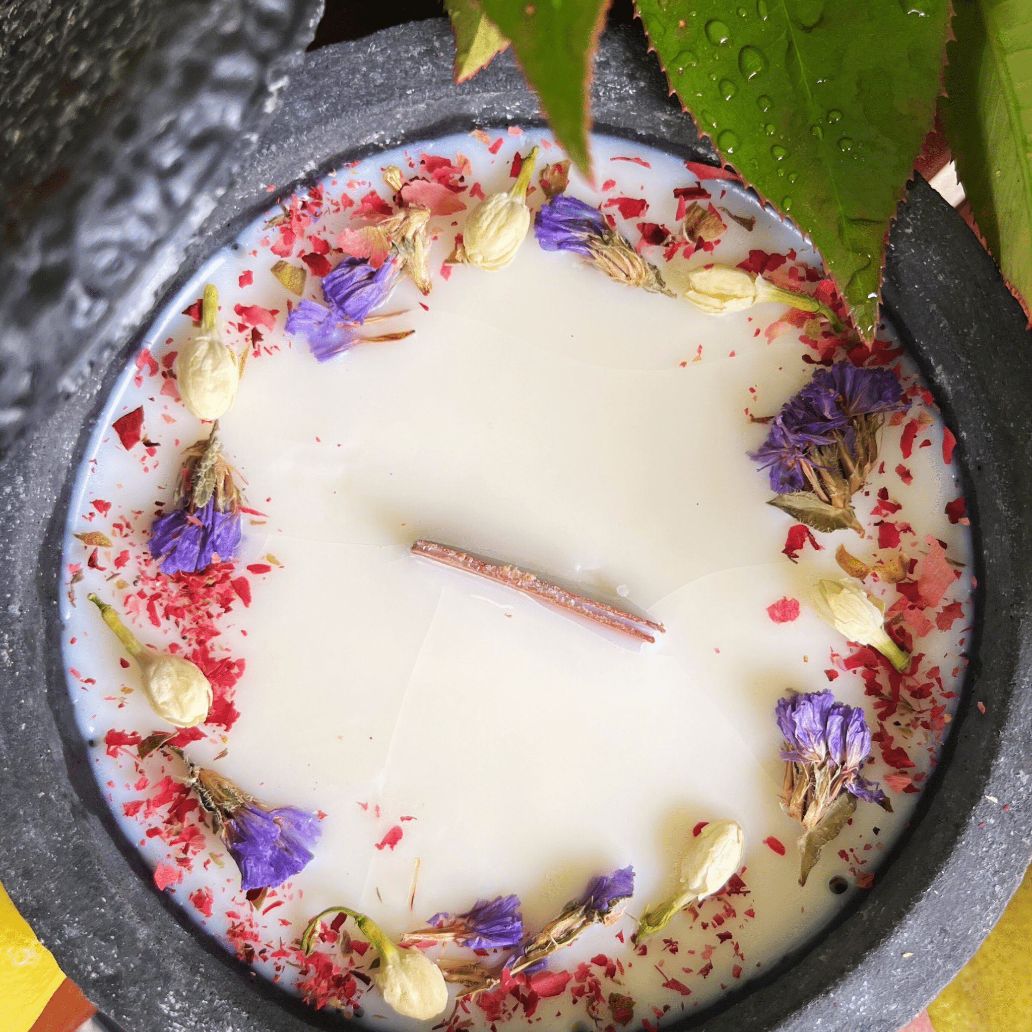 Citronella Sommerkerze im Betongefäß – Stilvolle Sojawachskerze Betonfeuer mit Blütenverzierung & hochwertigem Holzdocht handgemacht aus dem Südschwarzwald für Outdoor & Zuhause - Ignara Living