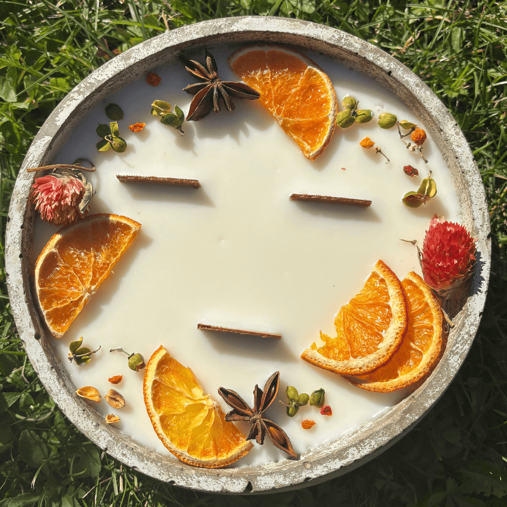 Große Outdoor Citronella - Betonkerze „Big Grey - Mugge Schreck“ – Mit drei Holdochten - Handgemachter Insektenschutz aus dem Südschwarzwald mit Blütenverzierung - Ignara Living