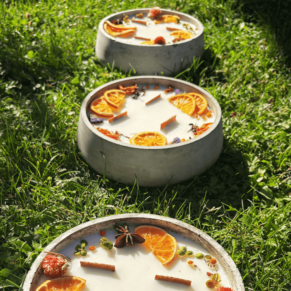 Große Outdoor Citronella - Betonkerze „Big Grey - Mugge Schreck“ – Mit drei Holdochten - Handgemachter Insektenschutz aus dem Südschwarzwald mit Blütenverzierung - Ignara Living