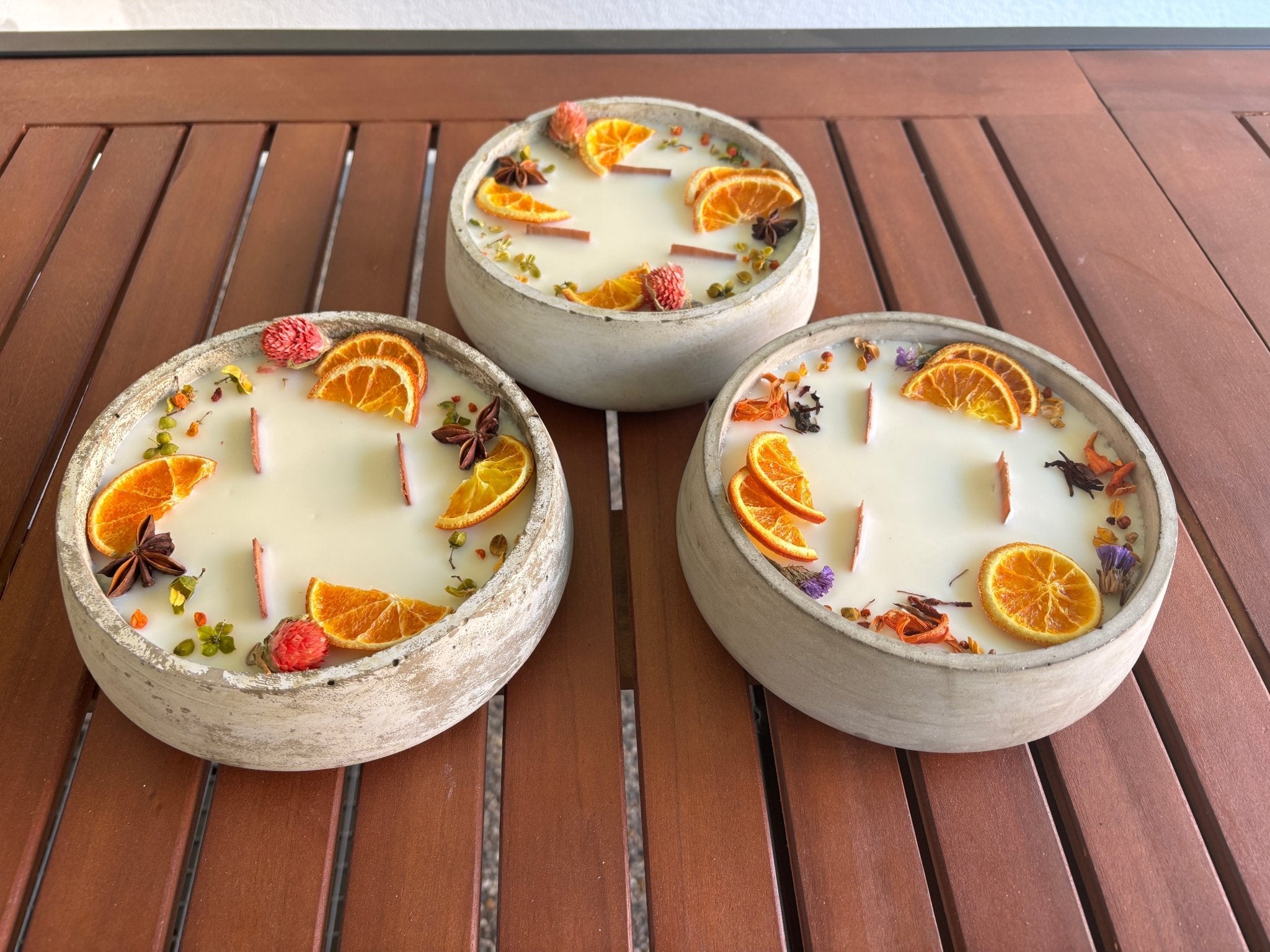 Handbesetze XXL Outdoor Citronella - Betonkerze „Big Grey - Mugge Schreck“ – Mit drei Holdochten - Handgemachter Insektenschutz aus dem Südschwarzwald mit Blütenverzierung - Ignara Living