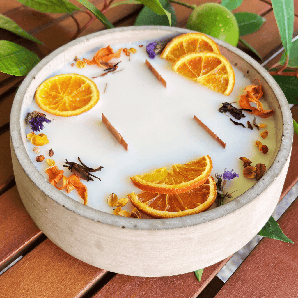 Handbesetze XXL Outdoor Citronella - Betonkerze „Big Grey - Mugge Schreck“ – Mit drei Holdochten - Handgemachter Insektenschutz aus dem Südschwarzwald mit Blütenverzierung - Ignara Living