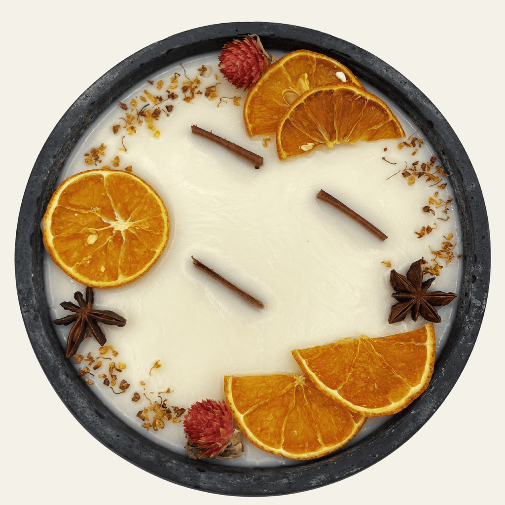 Handbesetze XXL Outdoor Citronella - Betonkerze Black Edition „Big Black - Mugge Schreck“ – Mit drei Holdochten - Handgemachter Insektenschutz aus dem Südschwarzwald mit Blütenverzierung - Ignara Living