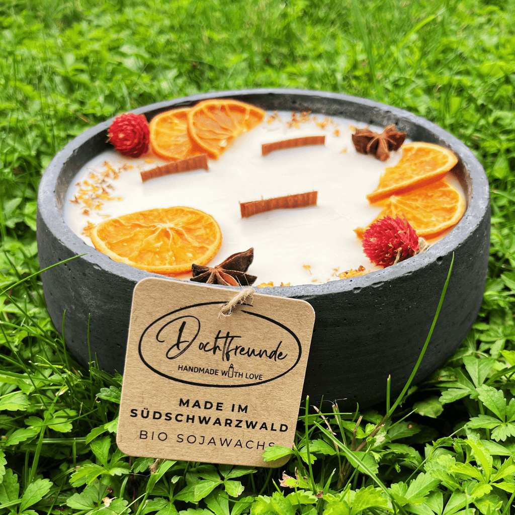 Handbesetze XXL Outdoor Citronella - Betonkerze Black Edition „Big Black - Mugge Schreck“ – Mit drei Holdochten - Handgemachter Insektenschutz aus dem Südschwarzwald mit Blütenverzierung - Ignara Living