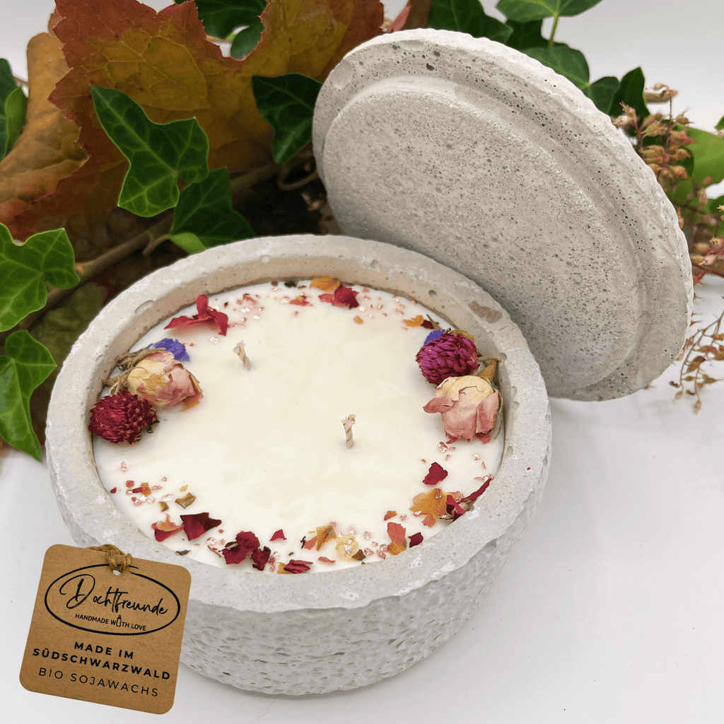 Handgefertigte Betonkerze Betongrau „Herbstglühen“ für Herbst und Winter - Stilvolle Sojawachskerze für Ihr Zuhause. Mit Blütenverzierung und HOCHWERTIGEM Baumwolldocht aus dem Südschwarzwald - Ignara Living