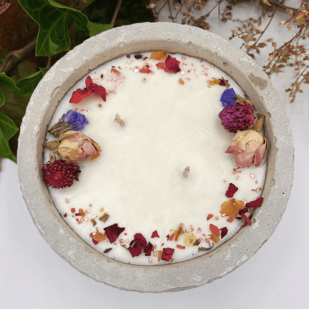 Handgefertigte Betonkerze Betongrau „Herbstglühen“ für Herbst und Winter - Stilvolle Sojawachskerze für Ihr Zuhause. Mit Blütenverzierung und HOCHWERTIGEM Baumwolldocht aus dem Südschwarzwald - Ignara Living