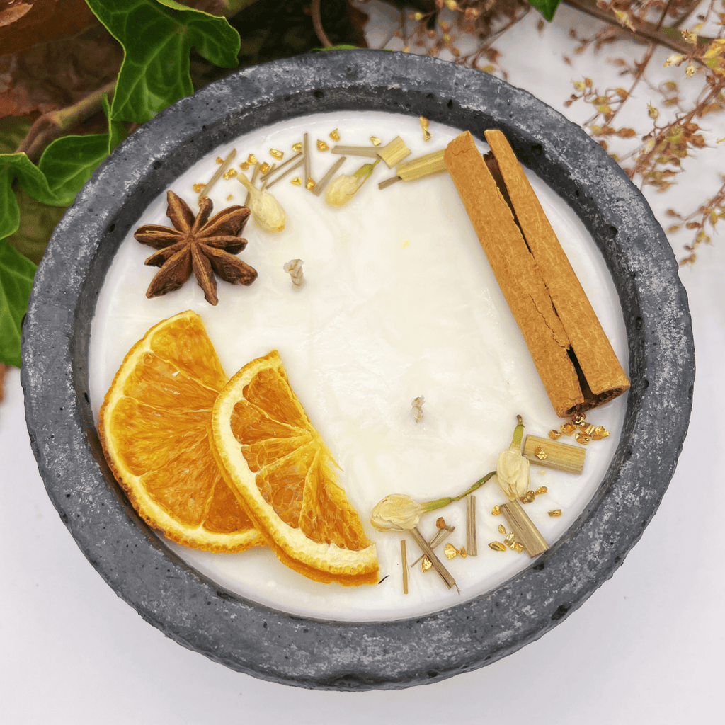 Handgemachte Betonkerze „Black Cinnamon“ - Stilvolle Sojawachskerze für Ihr Zuhause. Mit Blütenverzierung und HOCHWERTIGEM Baumwolldocht aus dem Südschwarzwald - Ignara Living