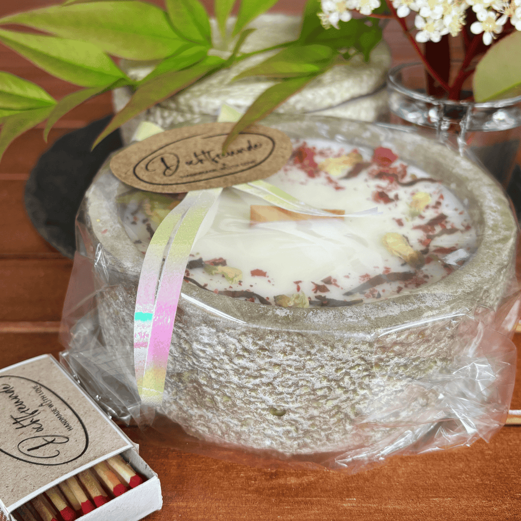 Handgemachte Betonkerze „Black Cinnamon“ - Stilvolle Sojawachskerze für Ihr Zuhause. Mit Blütenverzierung und HOCHWERTIGEM Baumwolldocht aus dem Südschwarzwald - Ignara Living