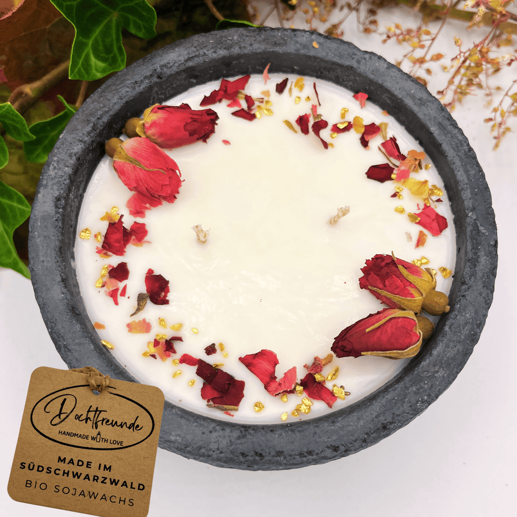 Handgemachte Betonkerze „Black Roses“ Aromakerze - Stilvolle Sojawachskerze für Ihr Zuhause. Mit Blütenverzierung und HOCHWERTIGEM Baumwolldocht aus dem Südschwarzwald - Ignara Living