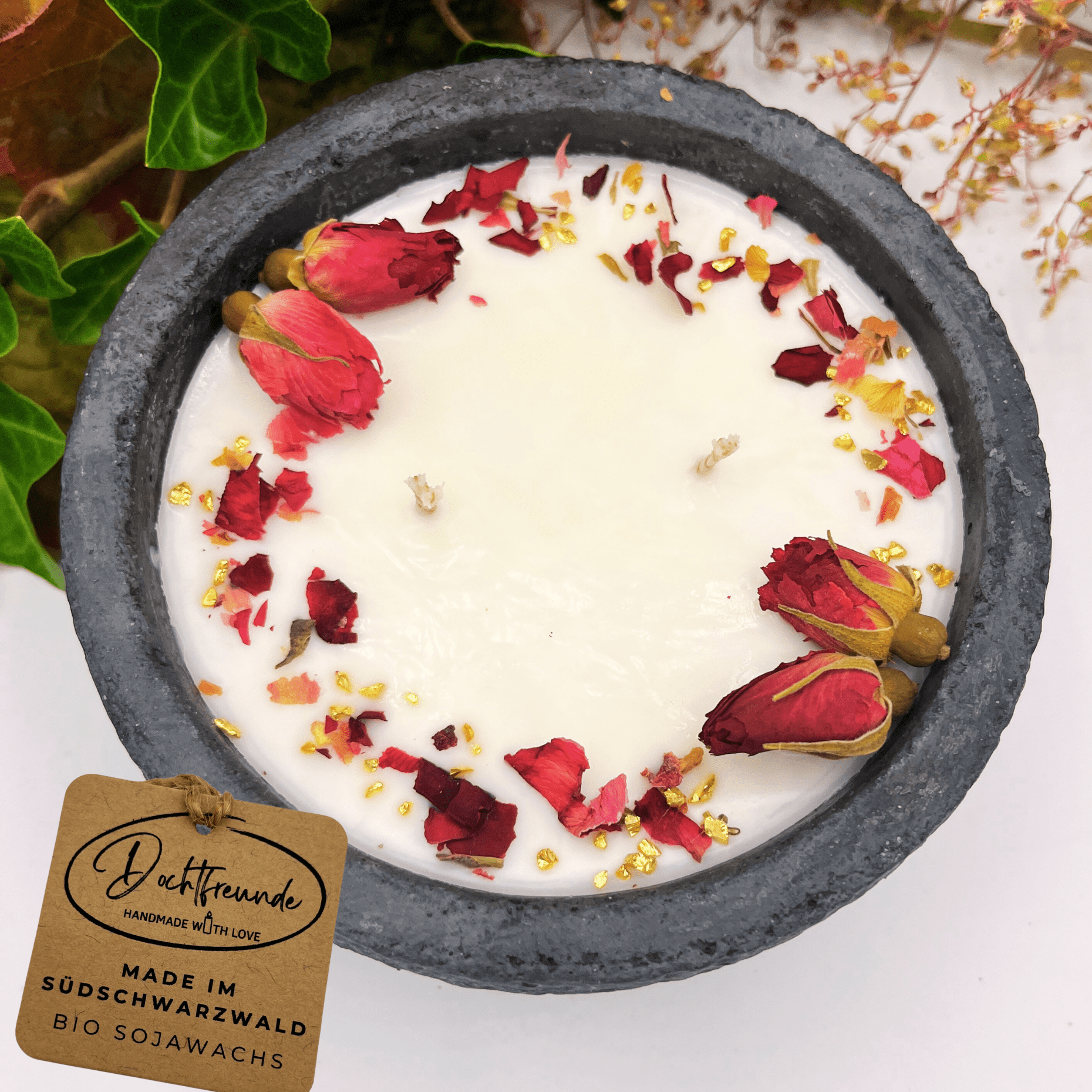 Handgemachte Betonkerze „Black Roses“ Aromakerze - Stilvolle Sojawachskerze für Ihr Zuhause. Mit Blütenverzierung und HOCHWERTIGEM Baumwolldocht aus dem Südschwarzwald - Ignara Living