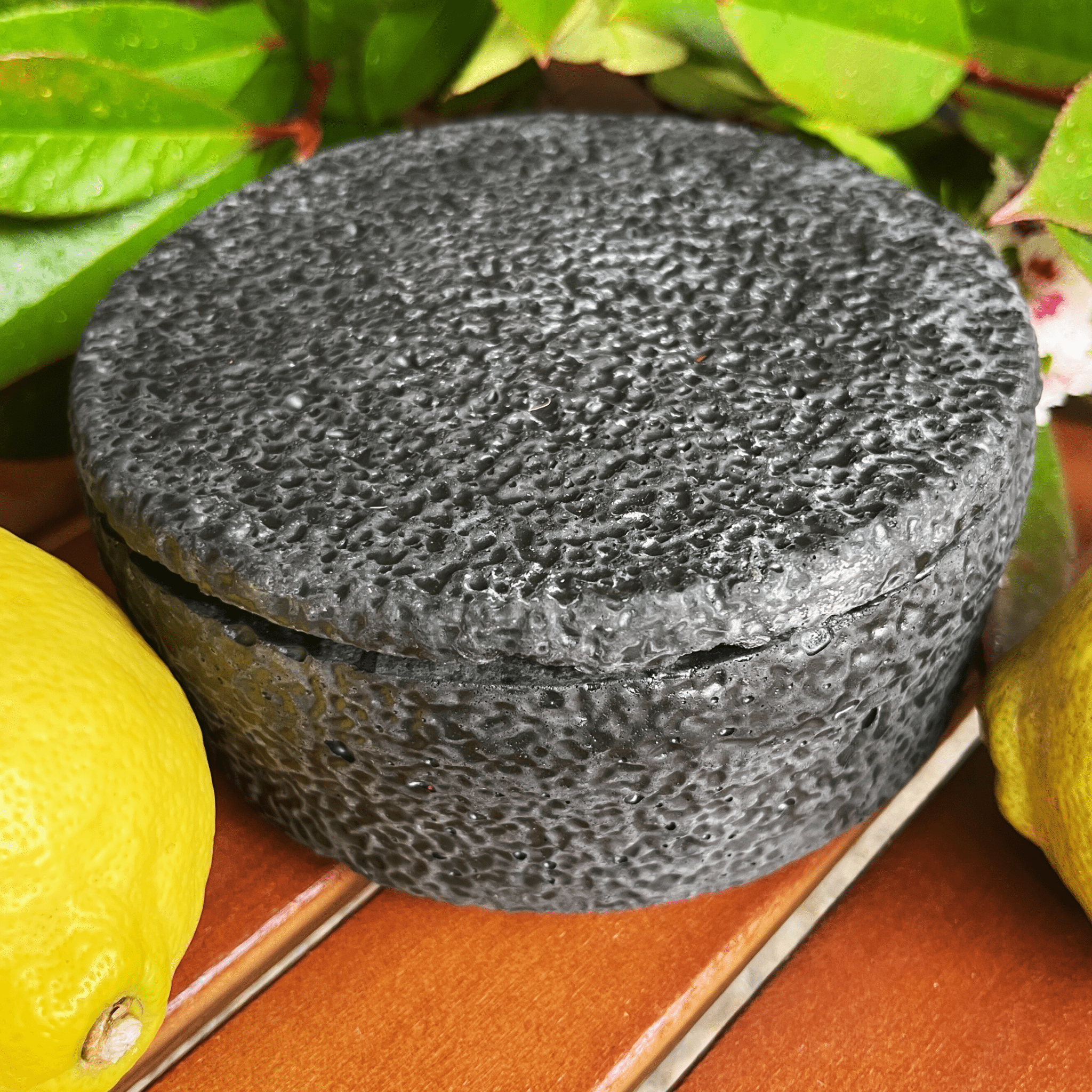 HANDGEMACHTE Citronella BETONKERZE Schwarz - Stilvolle Sojawachskerze für Ihr Zuhause. Outdoor Kerze mit Blütenverzierung und HOCHWERTIGEM Holzdocht aus dem Südschwarzwald - Ignara Living