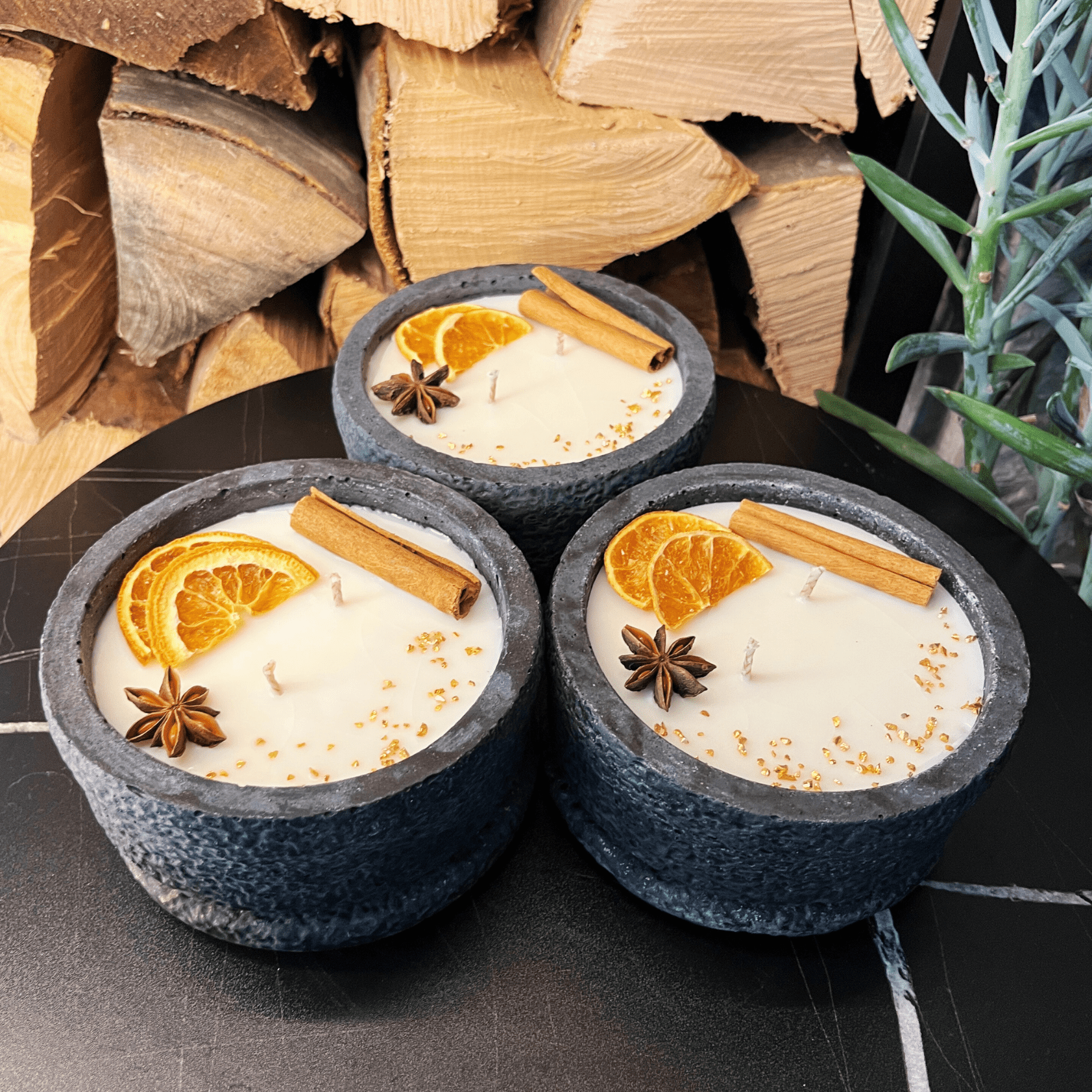 Handgemachtes Betonkerzen - Set 3x Schwarz "Black Cinnamon" - Stilvolle Sojawachskerze für Ihr Zuhause. Aromatherapie Kerze mit Blütenverzierung und HOCHWERTIGEM Baumwolldocht aus dem Südschwarzwald - Ignara Living