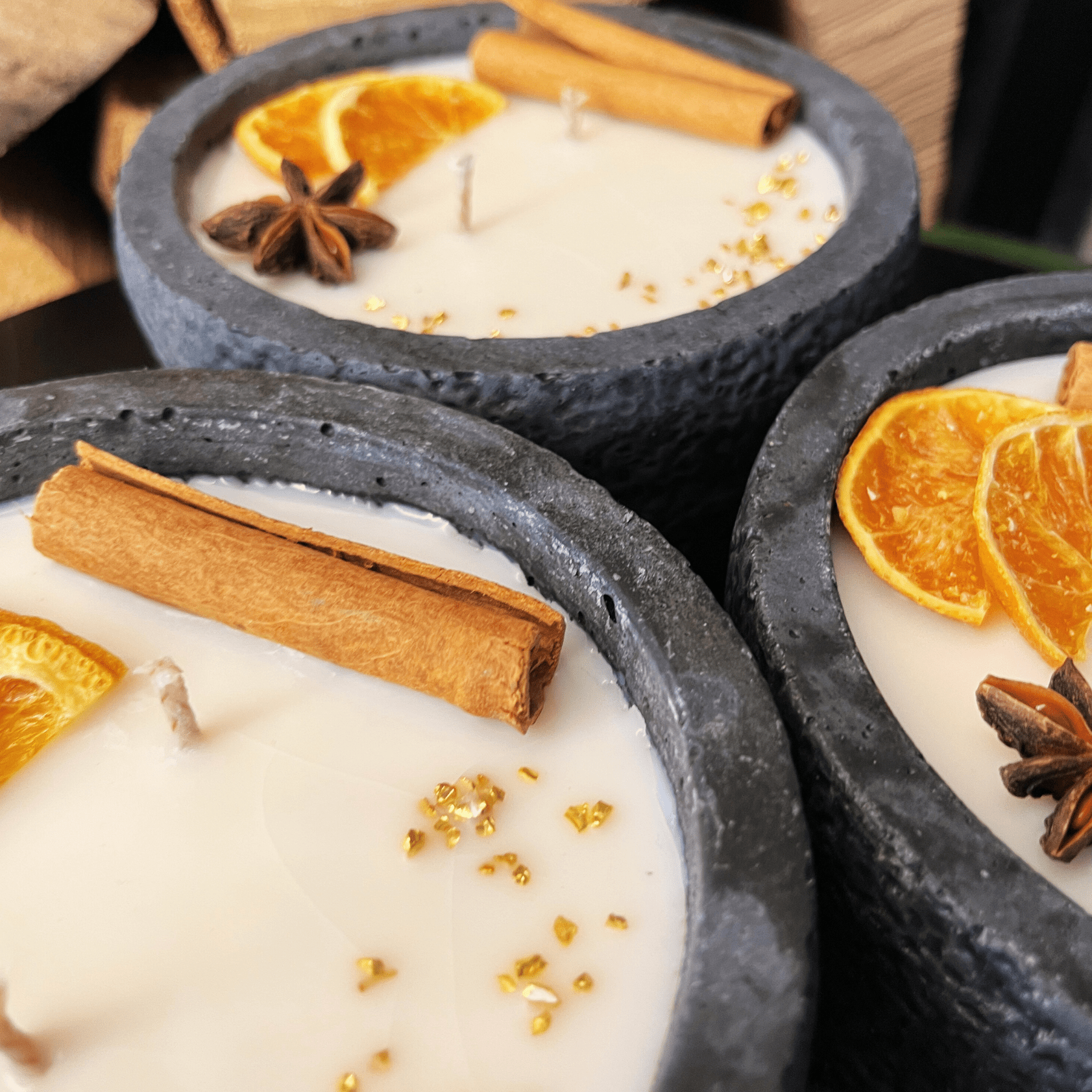 Handgemachtes Betonkerzen - Set 3x Schwarz "Black Cinnamon" - Stilvolle Sojawachskerze für Ihr Zuhause. Aromatherapie Kerze mit Blütenverzierung und HOCHWERTIGEM Baumwolldocht aus dem Südschwarzwald - Ignara Living