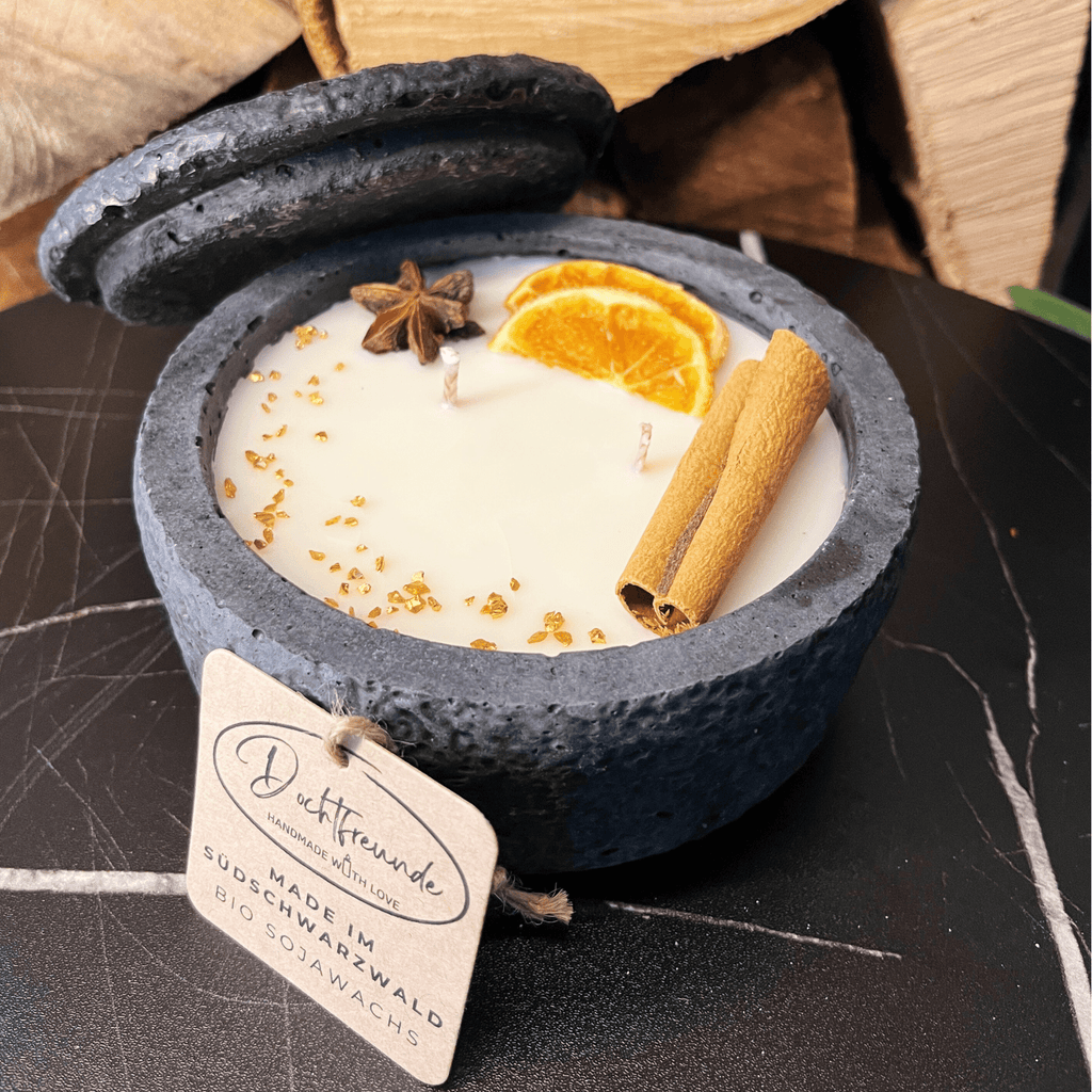 Handgemachtes Betonkerzen - Set 4x Schwarz "Black Cinnamon" - Stilvolle Sojawachskerze für Ihr Zuhause. Aromatherapie Kerze mit Blütenverzierung und HOCHWERTIGEM Baumwolldocht aus dem Südschwarzwald - Ignara Living