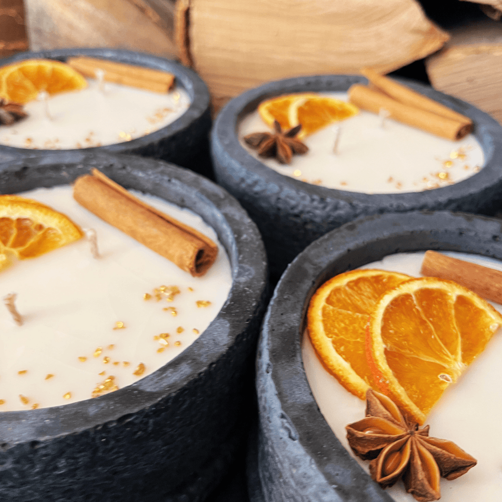 Handgemachtes Betonkerzen - Set 4x Schwarz "Black Cinnamon" - Stilvolle Sojawachskerze für Ihr Zuhause. Aromatherapie Kerze mit Blütenverzierung und HOCHWERTIGEM Baumwolldocht aus dem Südschwarzwald - Ignara Living