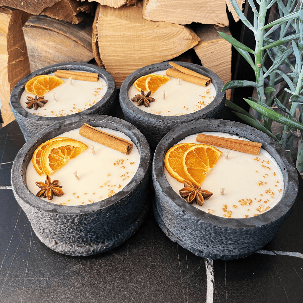 Handgemachtes Betonkerzen - Set 4x Schwarz "Black Cinnamon" - Stilvolle Sojawachskerze für Ihr Zuhause. Aromatherapie Kerze mit Blütenverzierung und HOCHWERTIGEM Baumwolldocht aus dem Südschwarzwald - Ignara Living