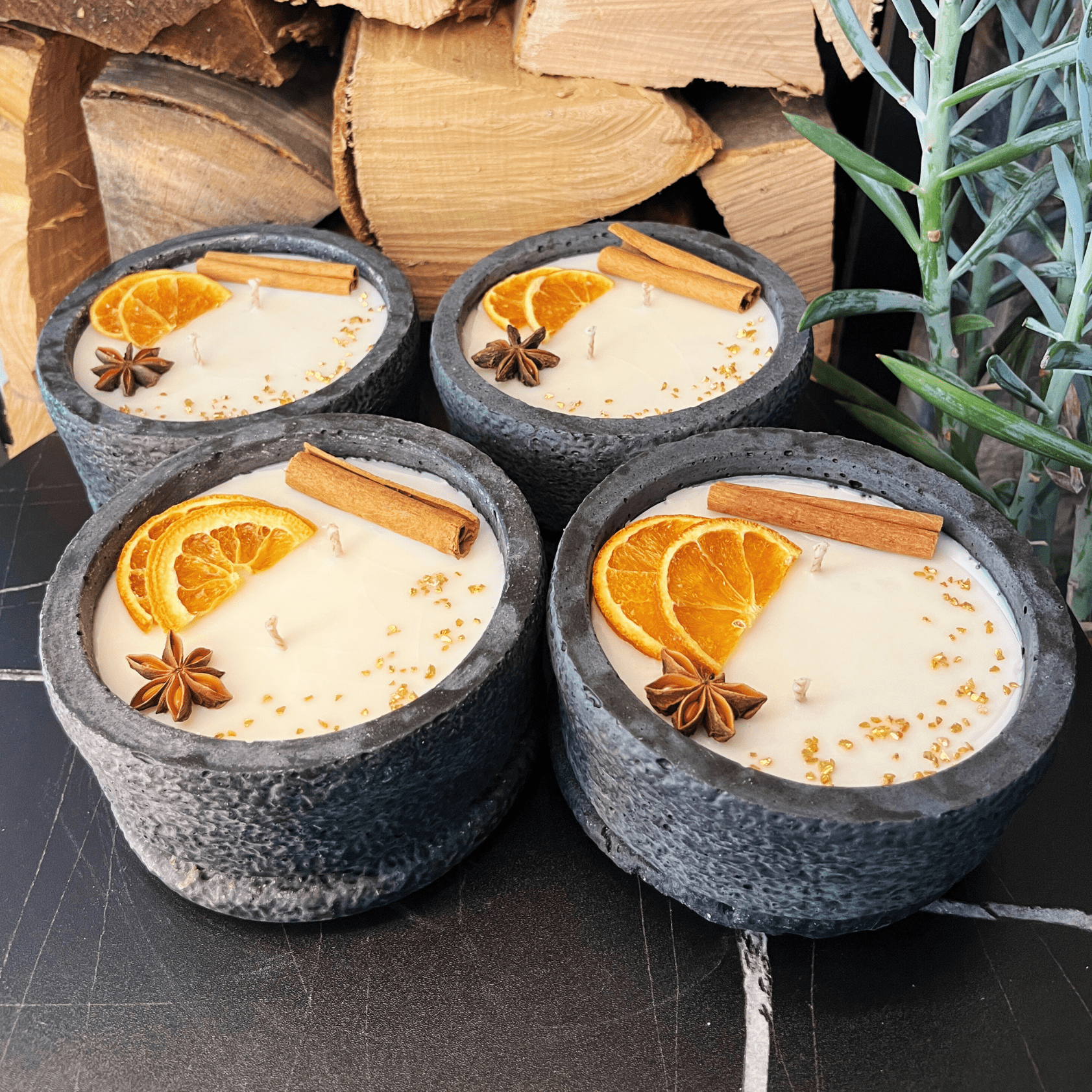 Handgemachtes Betonkerzen - Set 4x Schwarz "Black Cinnamon" - Stilvolle Sojawachskerze für Ihr Zuhause. Aromatherapie Kerze mit Blütenverzierung und HOCHWERTIGEM Baumwolldocht aus dem Südschwarzwald - Ignara Living
