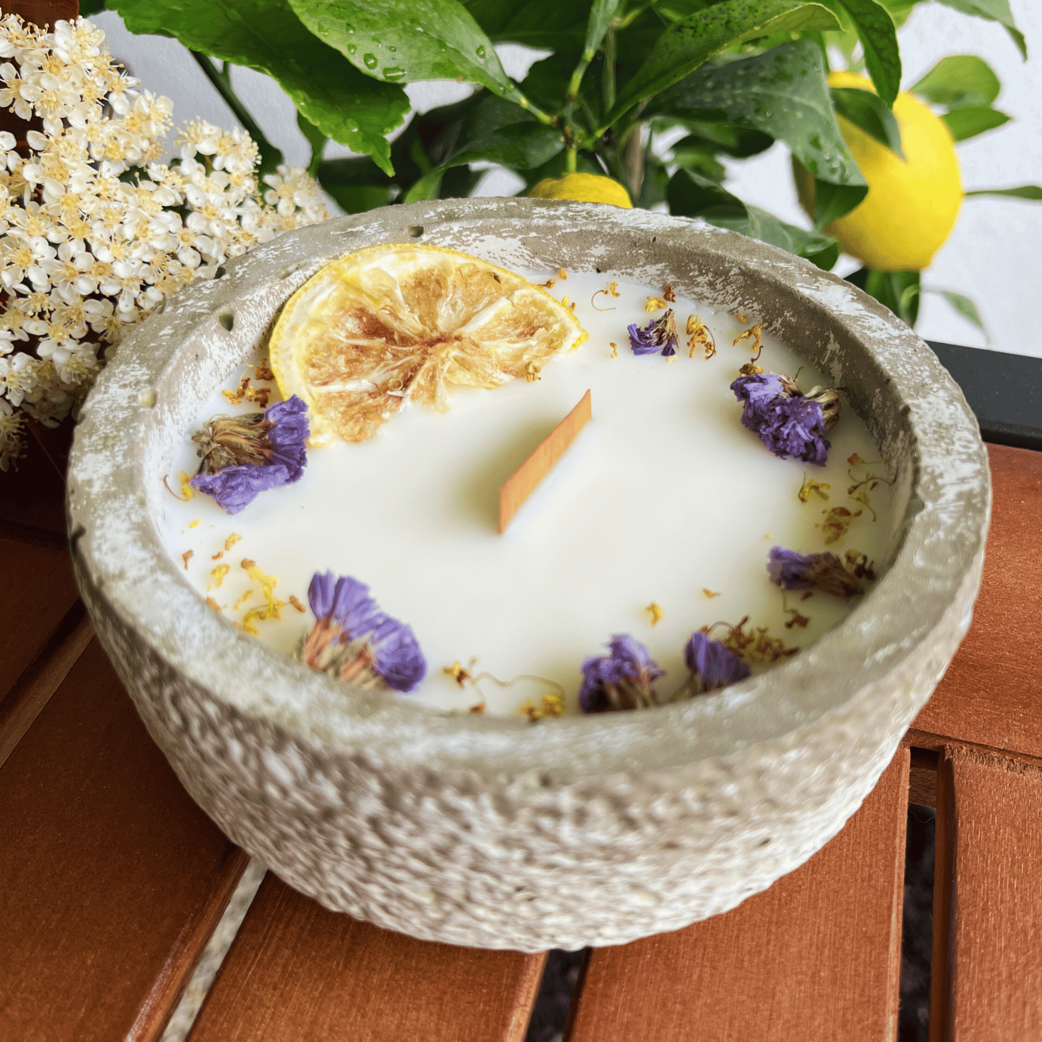 Limitierte Einzelstücke: Outdoor Citronella - Betonkerze „Mugge Schreck“ – Handgemachter Insektenschutz aus dem Südschwarzwald mit Blütenverzierung - Ignara Living