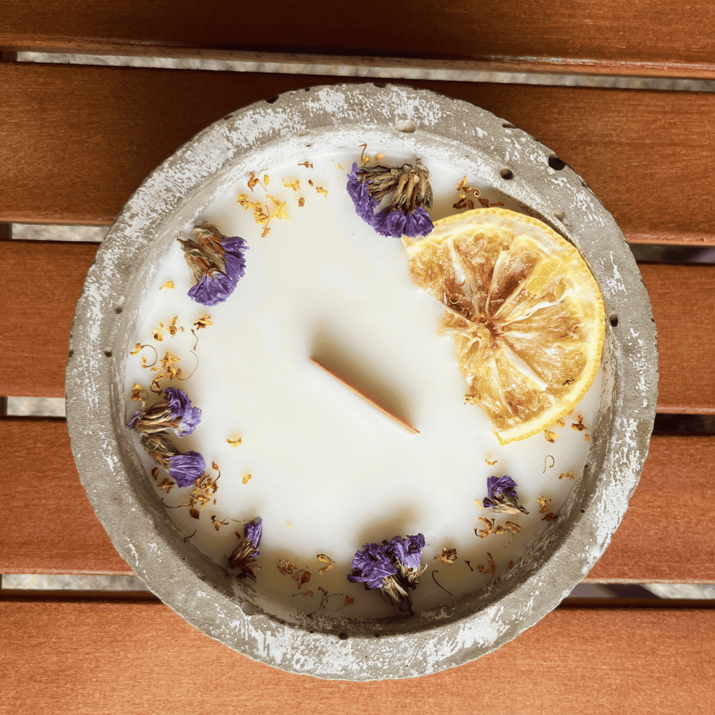 Limitierte Einzelstücke: Outdoor Citronella - Betonkerze „Mugge Schreck“ – Handgemachter Insektenschutz aus dem Südschwarzwald mit Blütenverzierung - Ignara Living