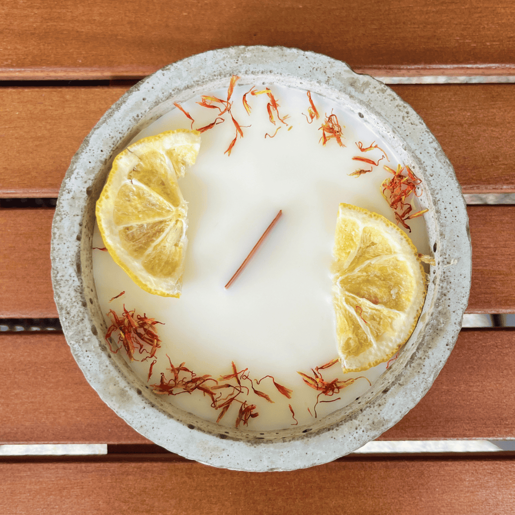 Limitierte Einzelstücke: Outdoor Citronella - Betonkerze „Mugge Schreck“ – Handgemachter Insektenschutz aus dem Südschwarzwald mit Blütenverzierung - Ignara Living