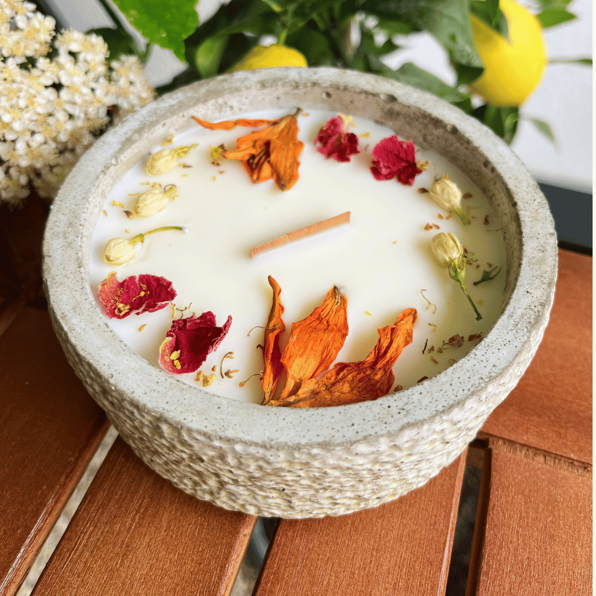 Limitierte Einzelstücke: Outdoor Citronella-Betonkerze „Mugge Schreck“ – Handgemachter Insektenschutz aus dem Südschwarzwald mit Blütenverzierung - Ignara Living