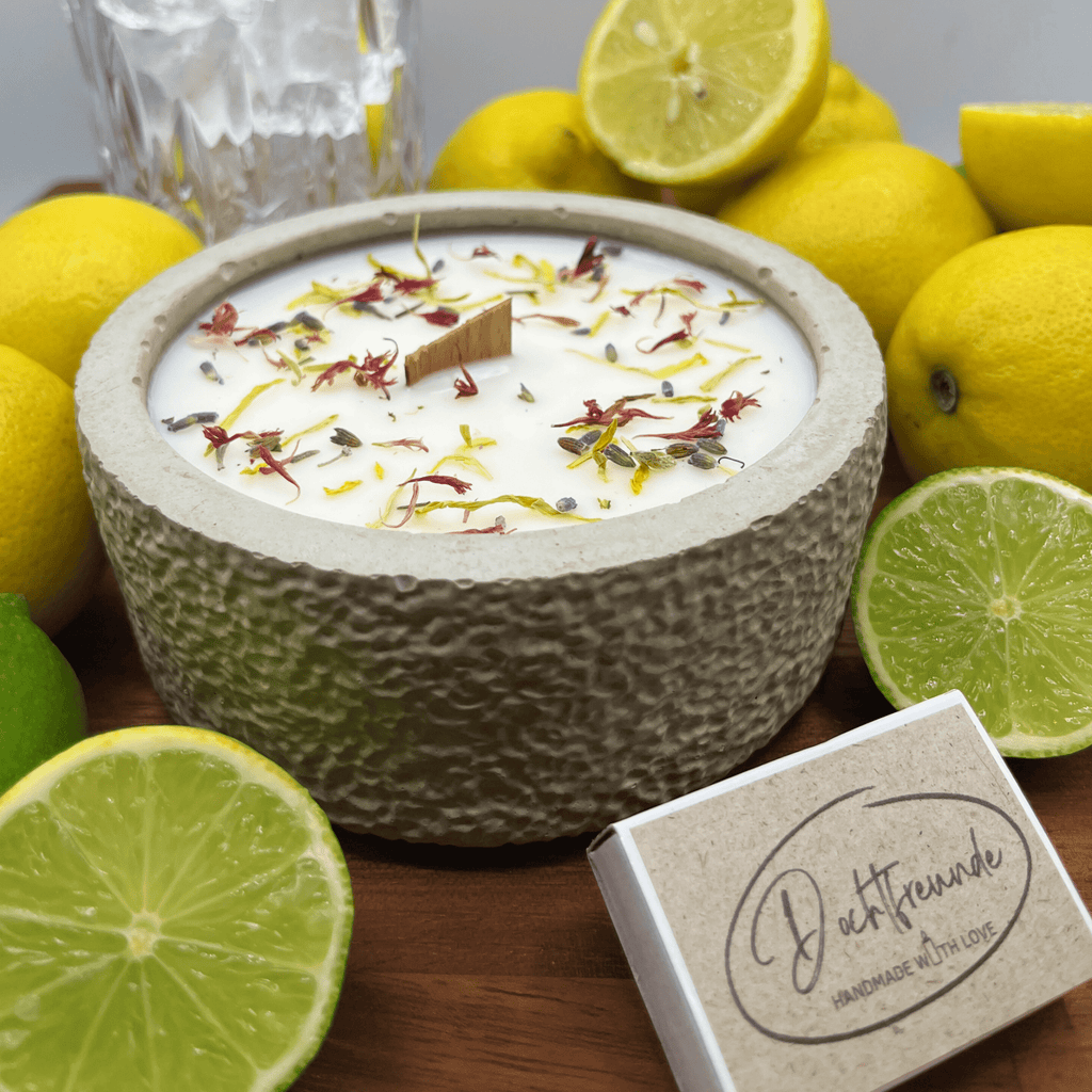 Outdoor Citronella - Betonkerze „Mugge Schreck“ – Handgemachter Insektenschutz aus dem Südschwarzwald mit Blütenverzierung - Ignara Living