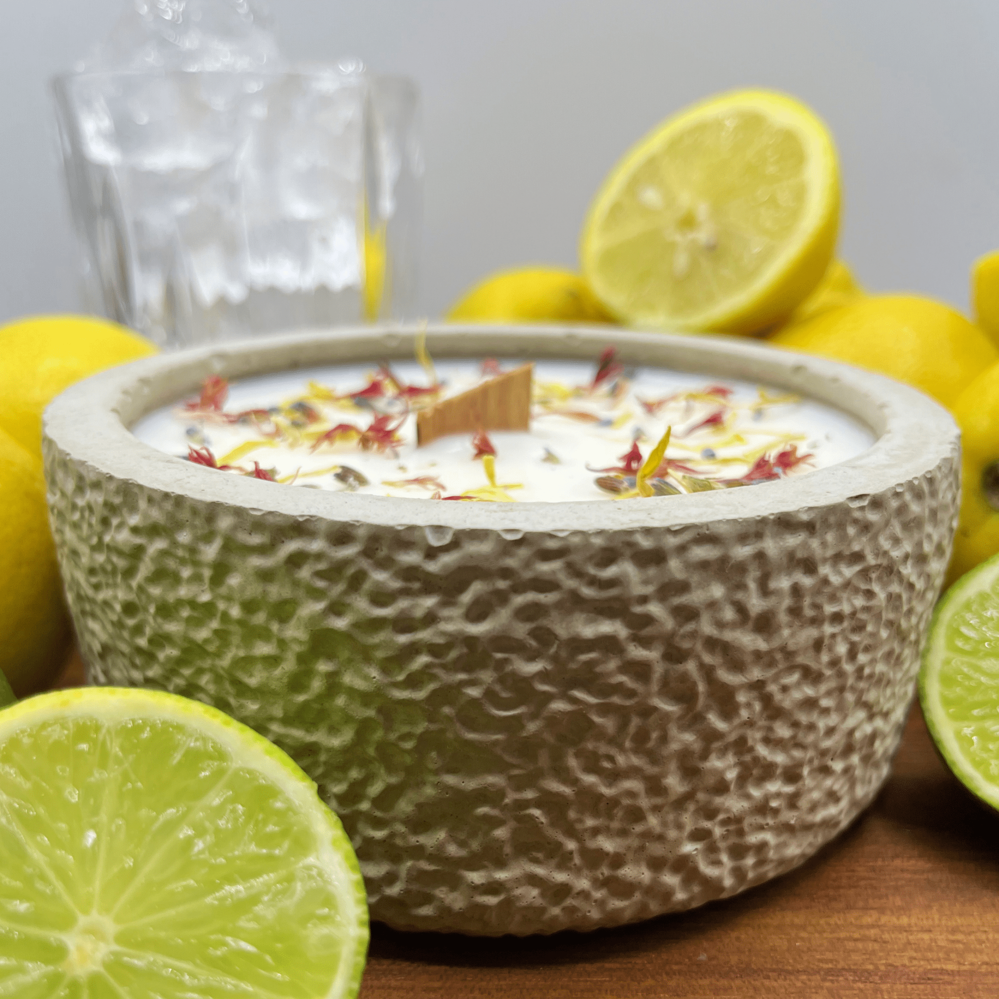 Outdoor Citronella - Betonkerze „Mugge Schreck“ – Handgemachter Insektenschutz aus dem Südschwarzwald mit Blütenverzierung - Ignara Living