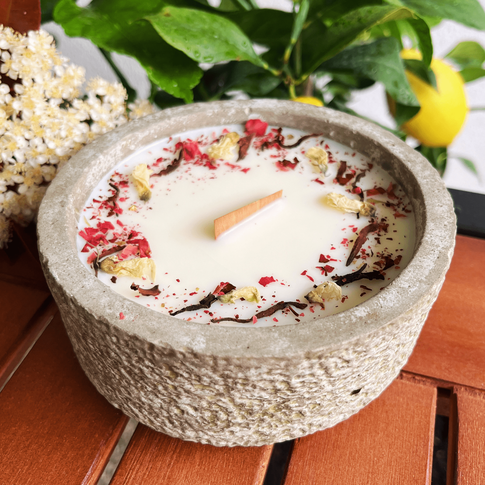 Outdoor Citronella - Betonkerzenset „Grey - Mugge Schreck“ – Handgemachter Insektenschutz aus dem Südschwarzwald mit Blütenverzierung 3x Betonkerzen im Set - Ignara Living