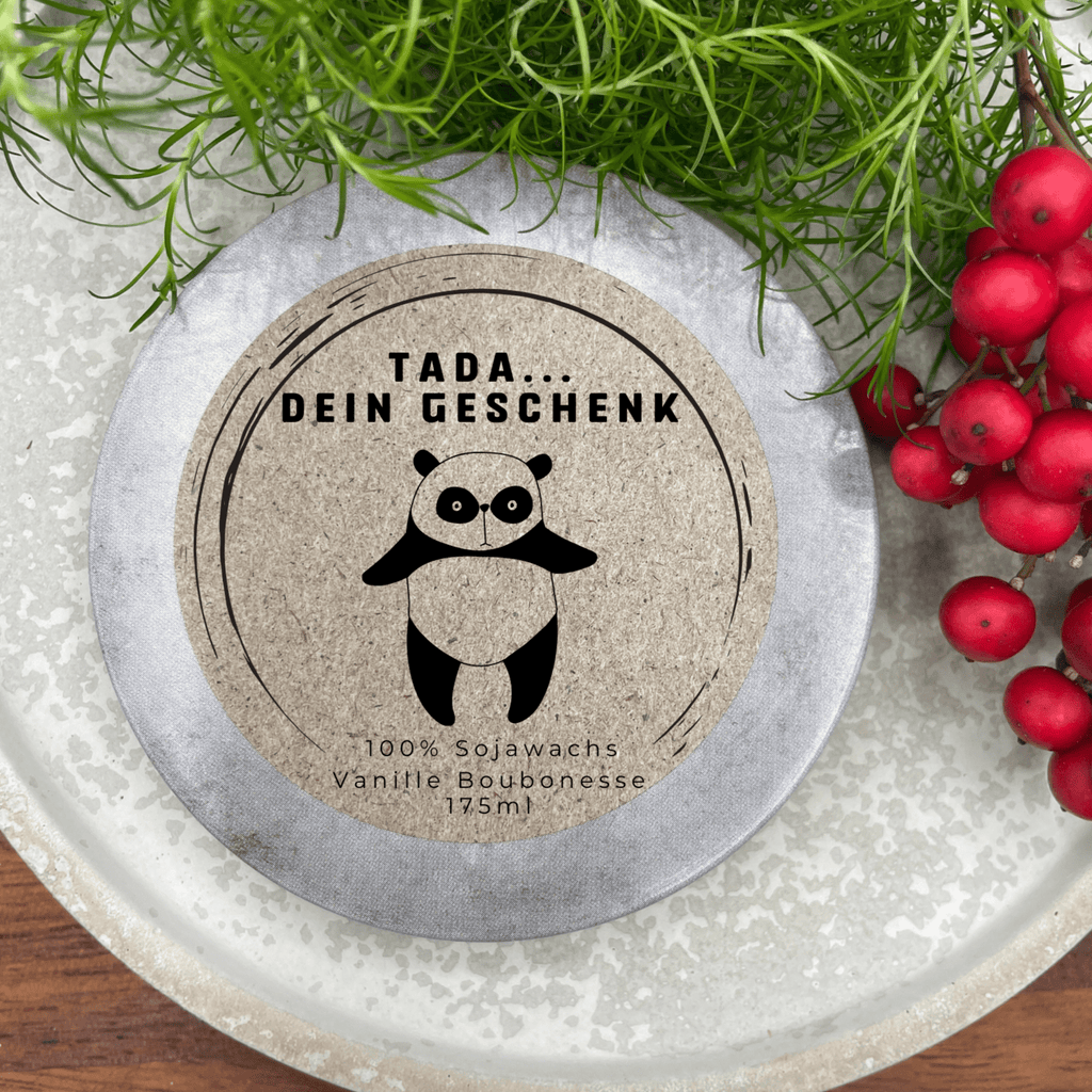 Tada dein Geschenk - LUSTIGER Panda personalisierbare PREMIUM Duftkerze mit verschiedenen Dekoren - handgemacht aus dem Südschwarzwald - Ignara Living