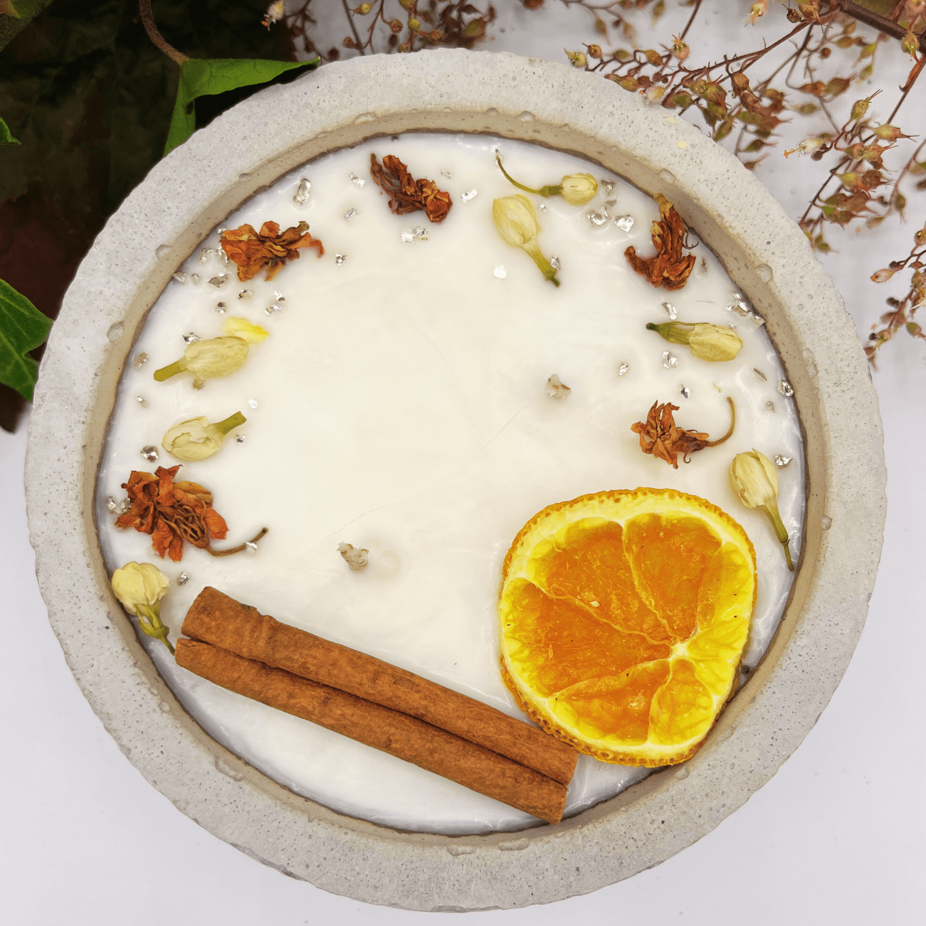 Zwei Docht Betonkerze Betongrau „Grey Orange“ für Herbst und Winter - Stilvolle Aroma Sojawachskerze für Ihr Zuhause. Mit Blütenverzierung und HOCHWERTIGEM Baumwolldocht aus dem Südschwarzwald - Ignara Living